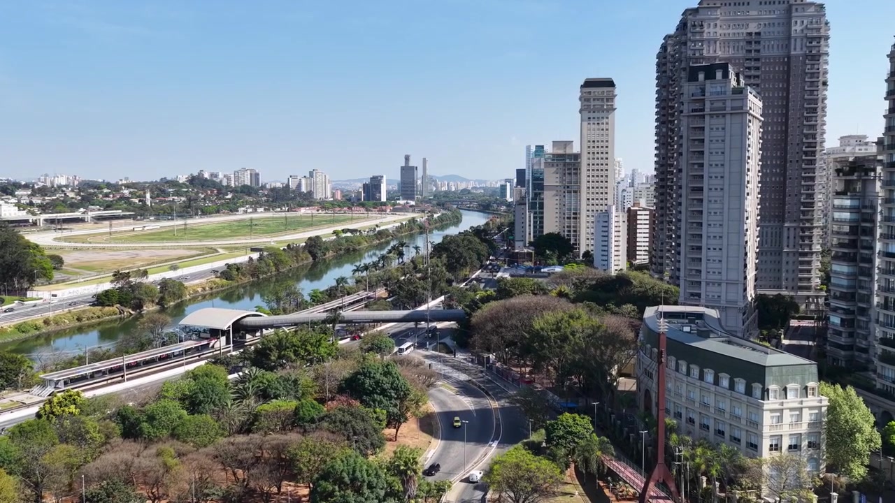 Autostrada iconica a San Paolo in Brasile. Paesaggio urbano del centro. Scenario stradale dell'autostrada. Paesaggio di grattacieli. Sfondo metropolitano. San Paolo Brasile.