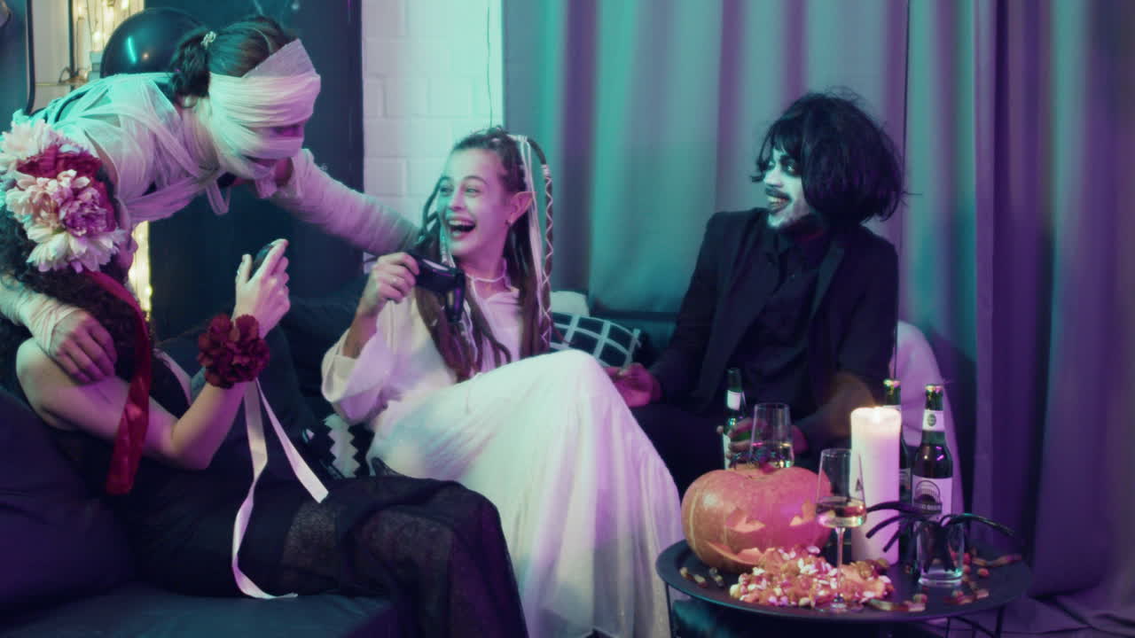 친구 들 이 할로윈 파티 에서 재미 를 느끼고 있다