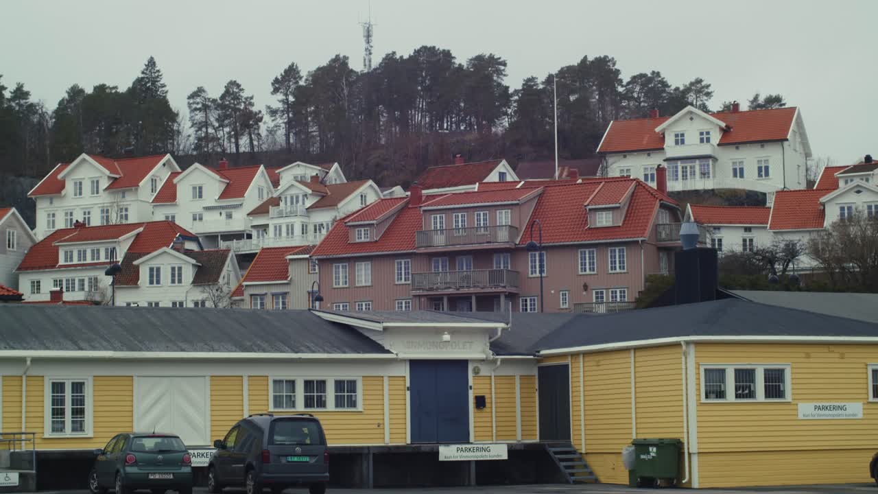 Panoramautsikt over Kragerø, Telemark, Norge, som viser de varierte fargene i arkitekturen, bolighusene og butikkene på en overskyet dag