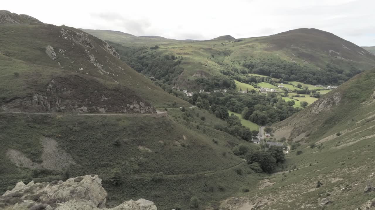 capelulo penmaenmawr cresta de la montaña galesa que se eleva a través del valle costero vista aérea del norte de gales
