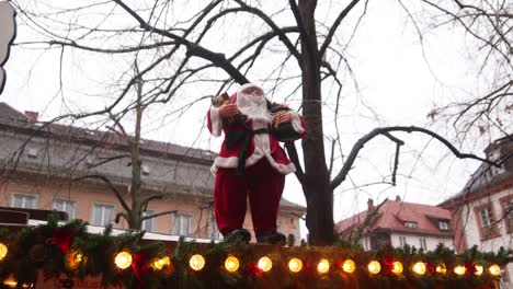 Personaje-De-Santa-Claus-Encima-De-Luces-De-Neón-En-Un-Puesto-De-Mercado-En-Un-Mercado-Navideño-Festivo-En-Europa