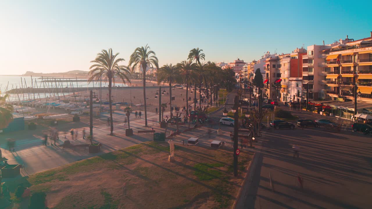 spagna sitges tramonto vista panoramica sul turismo passeggiata baia piazza 4k time lapse