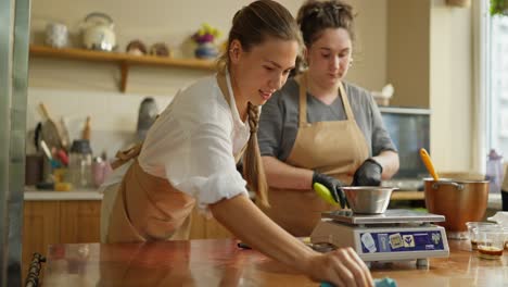 dos mujeres horneando en una cocina de panadería
