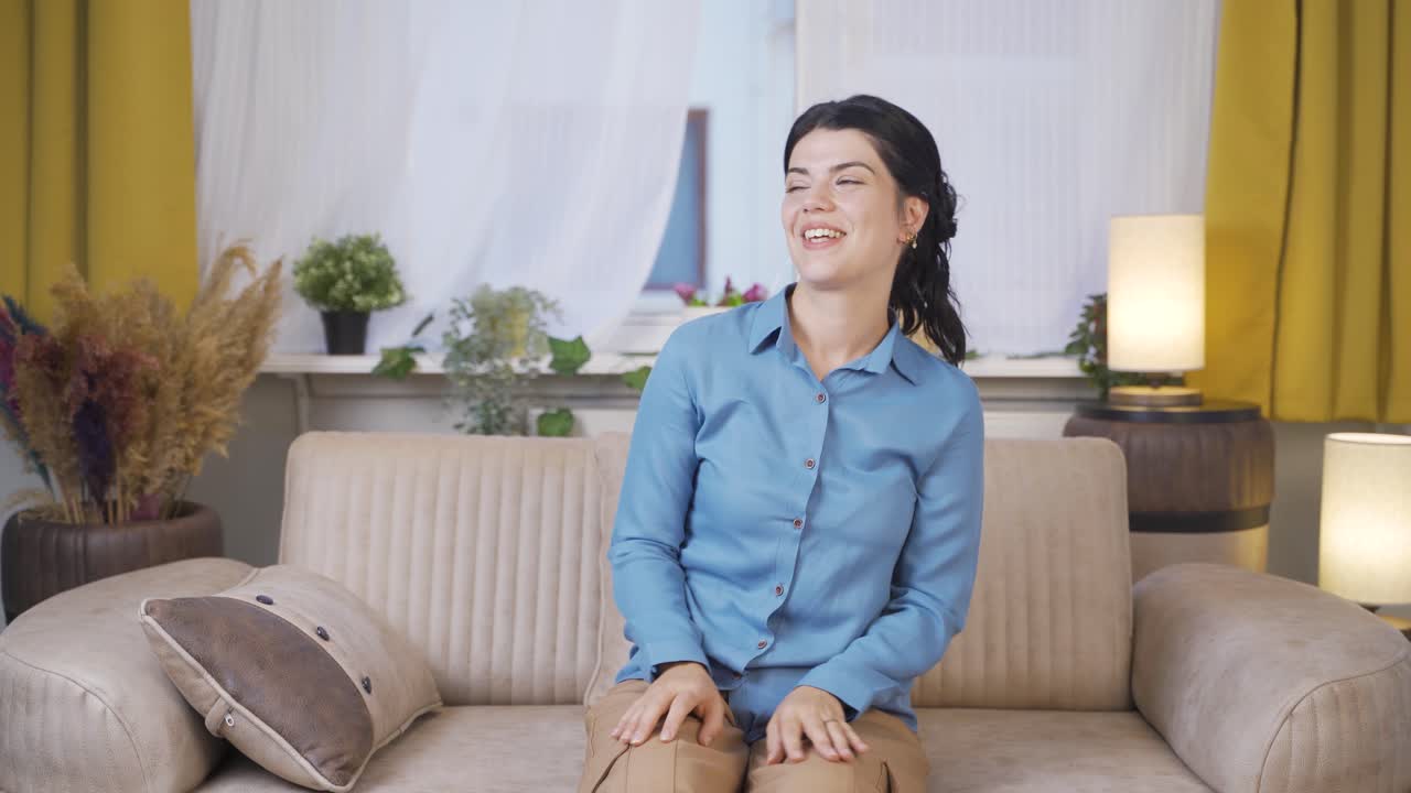 긍정적인 젊은 여성 행복하고 미소 짓고.