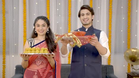 hindu couple praying to the god