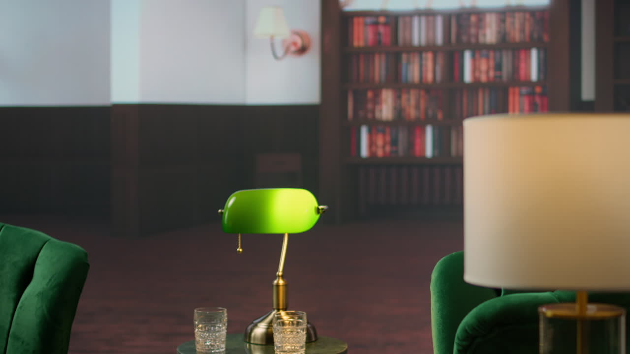 sofisticado espacio de trabajo de lujo con elegantes sillones verdes