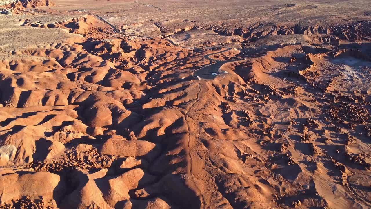 ⁇ 은 날에 거친 언덕과 함께 모래 계곡