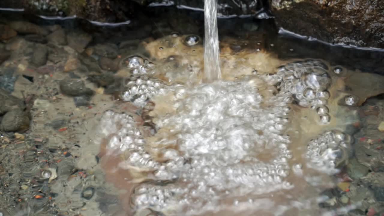 겨울의 작은 시냇물