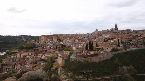 Gleiten-Sie-über-Die-Skyline-Der-Altstadt-Von-Toledo,-Spanien