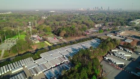 Enorme-Almacén-De-Semirremolques-En-El-Sur-De-Atlanta-Con-El-Centro-De-La-Ciudad-Al-Fondo.