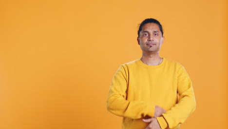 Portrait-of-radiant-optimistic-man,-studio-background