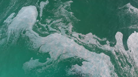 video de la hermosa vista de las olas espumosas en el mar