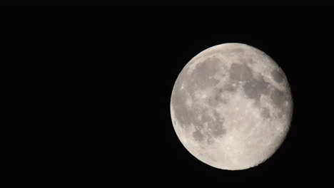 Primer-Plano-De-La-Luna-Pasando-Con-Una-Atmósfera-Visible-Parpadeando-Acelerando-6-Veces