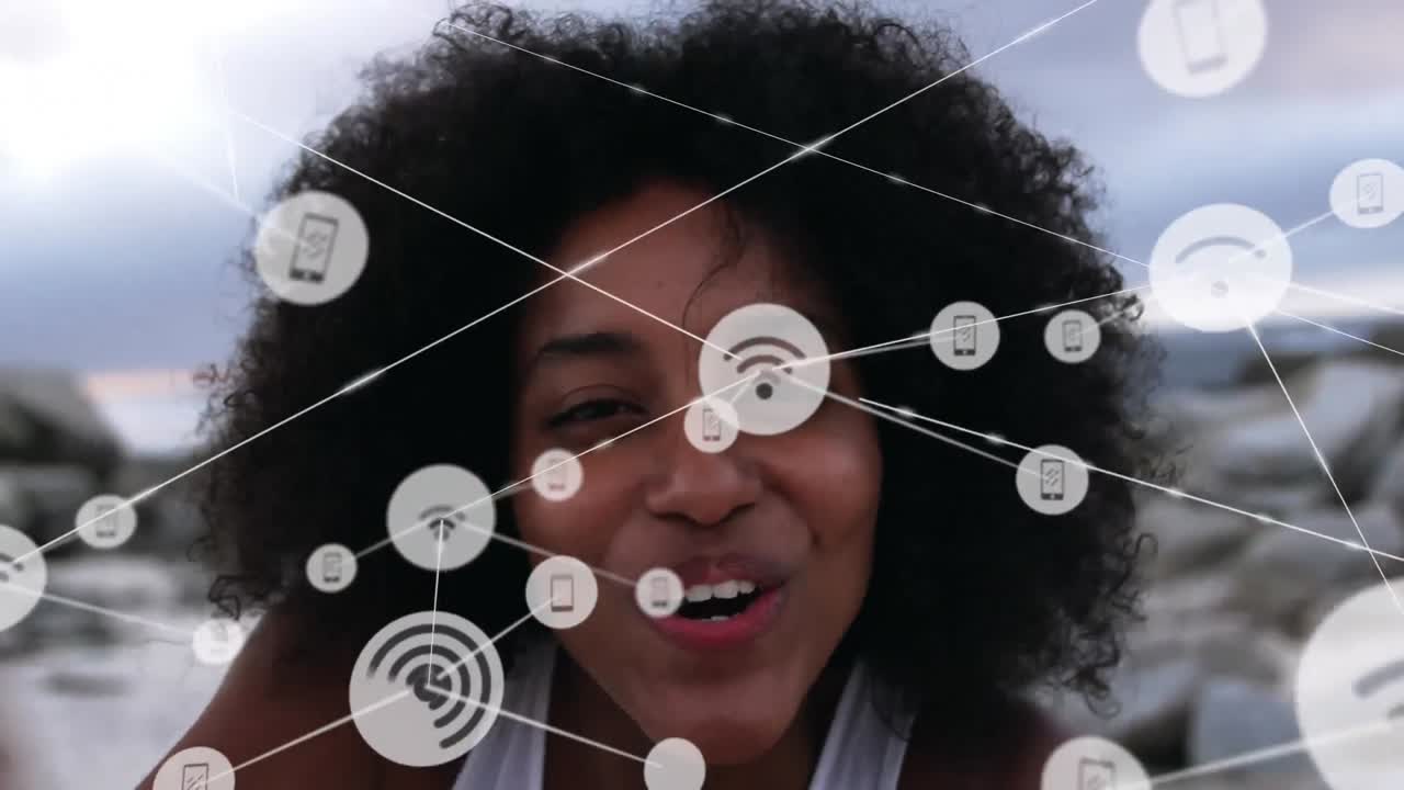 animación de una red de conexiones sobre una mujer feliz en la playa