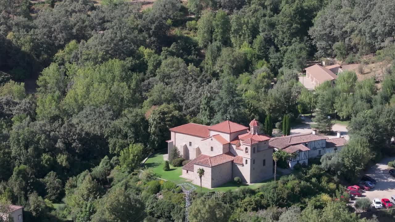 filming the sanctuary of the Virgin of Chilla in Candeleda with a 70mm drone and with a turn of the camera we discovered its garden areas, its spectacular structure and its leafy surroundings