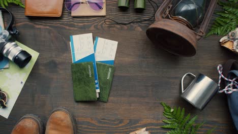 mujer irreconocible poniendo pasaportes con boletos en la mesa