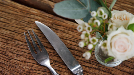 Various-cutlery-on-wooden-table-4k