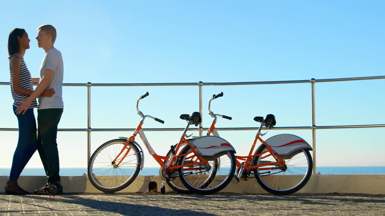 레일링 근처에서 키스하는 커플 4k