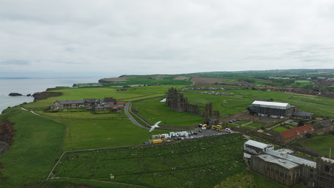 휘트비 애비 (whitby abbey) 와 그 주변의 풍경 (영국, 구름이 많은 날, 공중 풍경)