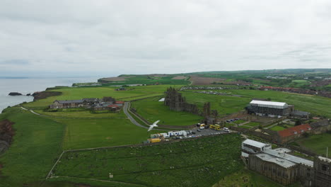 Whitby-Abbey-Und-Die-Umliegende-Landschaft-In-England,-Bewölkter-Tag,-Luftaufnahme