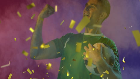 animación de confeti dorado sobre el aplauso del fanático de fútbol caucásico en camisa verde sosteniendo la pelota
