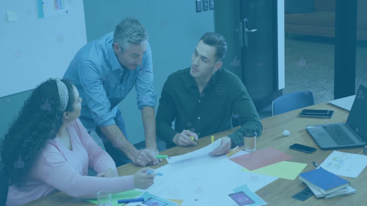 animación de iconos sobre diversas personas de negocios que se reúnen en la oficina