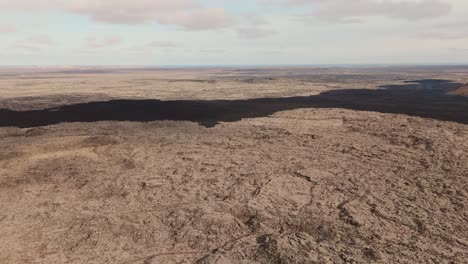 una interminable llanura desolada de rocas volcánicas áridas e inhóspitas, en islandia