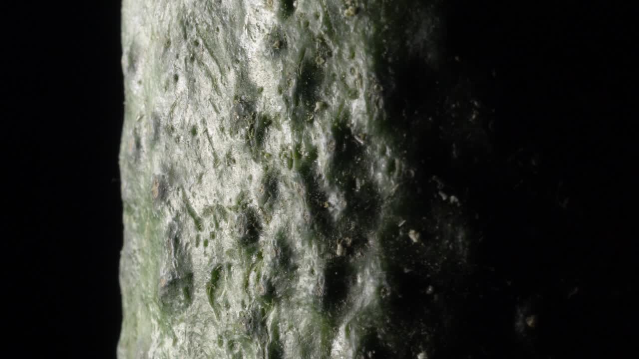 pepino en rotación sobre un fondo negro.