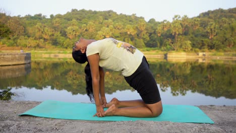 chica india haciendo ustrasan yoga india mumbai backbend pose yogsana junto al lago