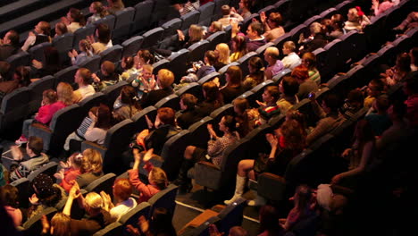 Anonyme-Menschen-Applaudieren-Bei-Der-Theateraufführung