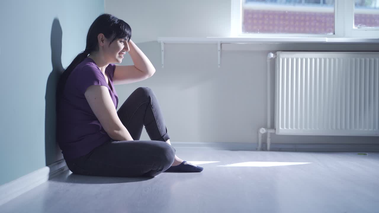 자기 자신에게 화를 내는 정신병을  ⁇ 고 있는 여성.