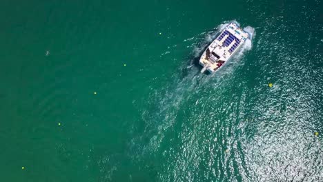 volando sobre un yate en el océano verde