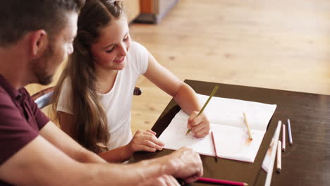 Un-Joven-Padre-Ayudando-A-Su-Adorable-Hija