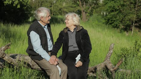 una pareja de ancianos con máscaras médicas durante la cuarentena por coronavirus covid-19 en un parque