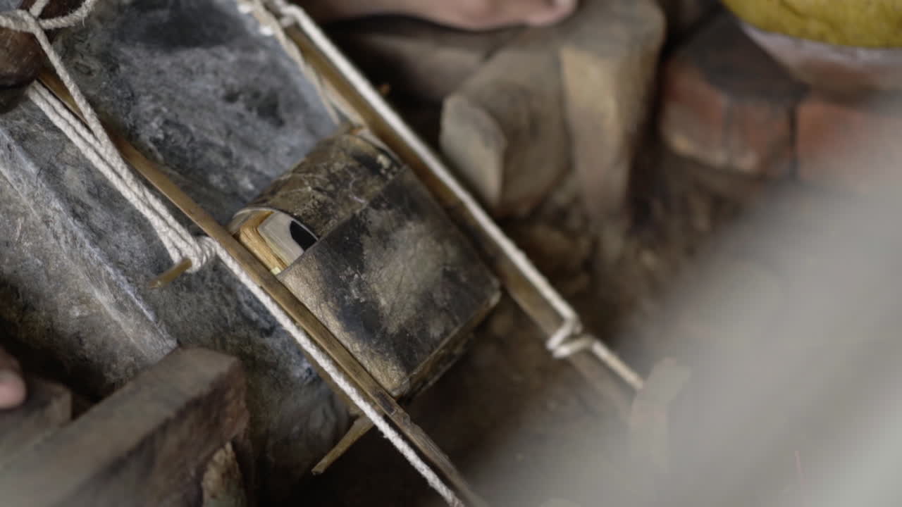 primer plano del proceso de aplanamiento de oro en myanmar