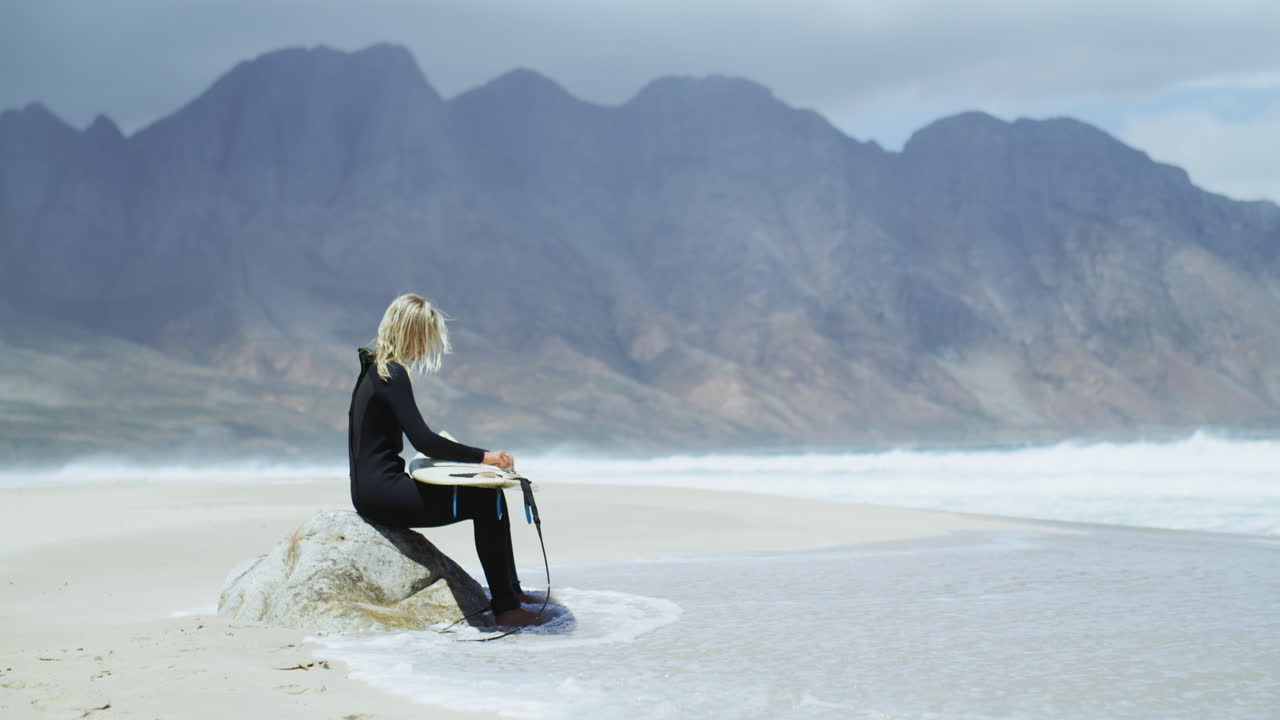 восси ее доску, прежде чем она ходит по воде