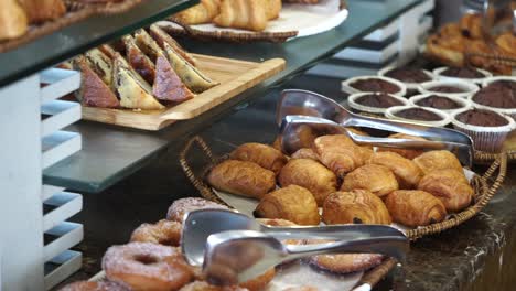 desayuno buffet con croissants, muffins y rosquillas