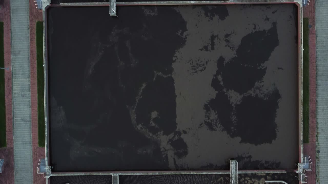 해가 지는 동안 폐수 처리 시설의 공중 사진, 더러운 물 또는 하수 정제.