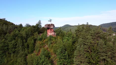 mesa de los diablos, teufelstisch im pfälzerwald, alemania. rheinlandpfalz