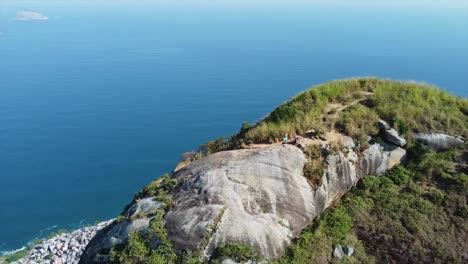 Vista-General-De-La-Caminata-Dois-Irmaos-Vista-Panorámica-Con-Vista-A-La-Playa-De-Ipanema-Río-De-Janeiro,-Brasil-Por-Drone-4k-Viajes-Aéreos-Por-La-Naturaleza