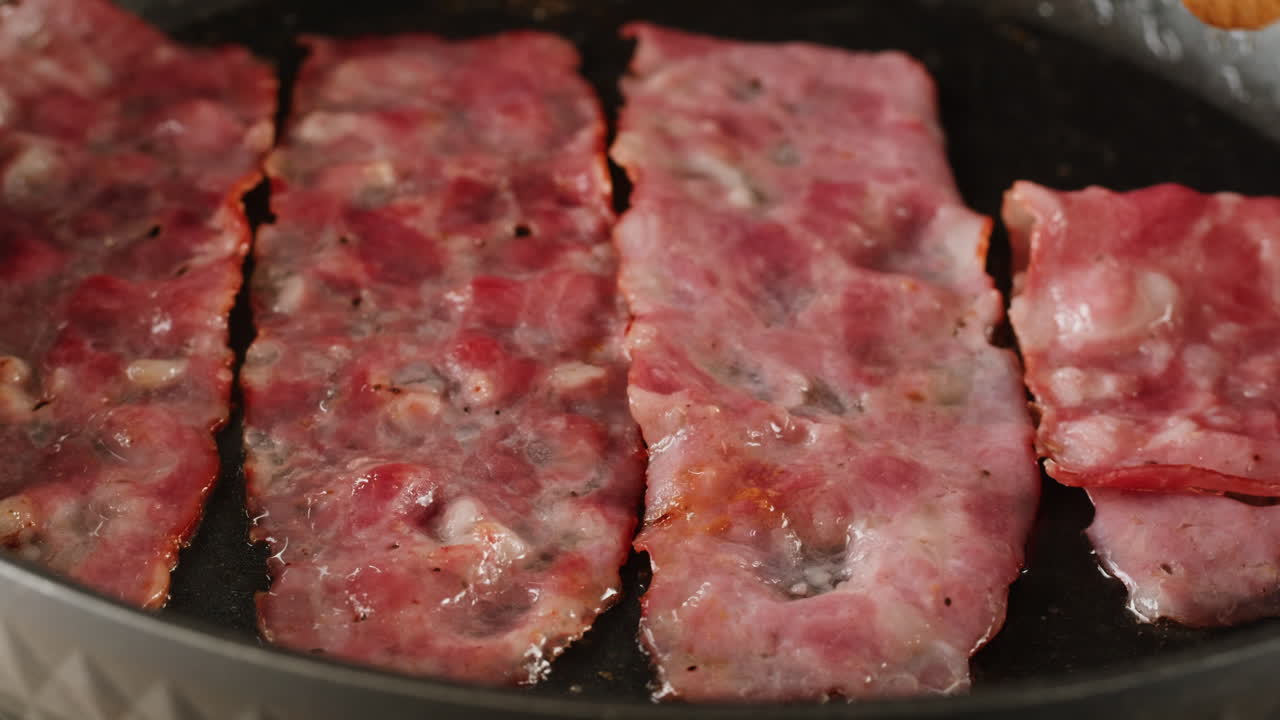 팬에 베이컨을 기