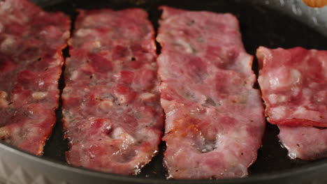 freír tocino en una sartén