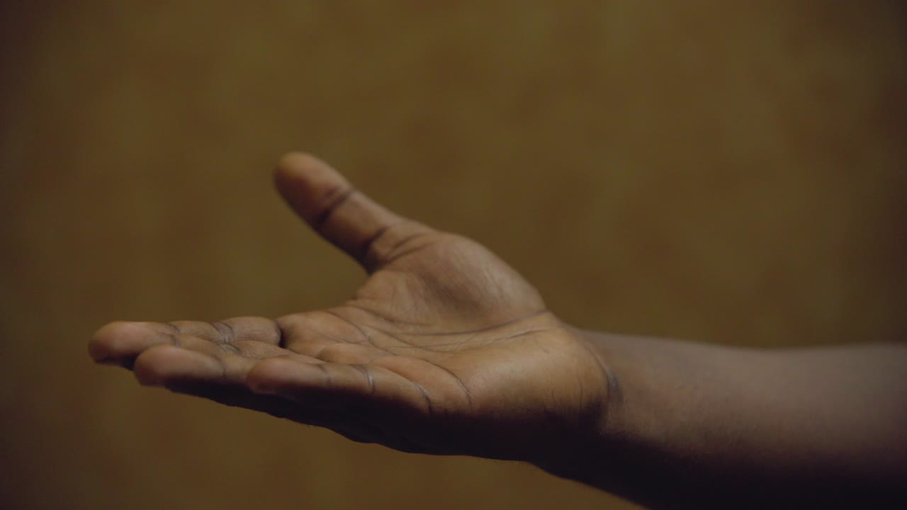 mano india cerrando y abriendo las líneas de la palma de la mano