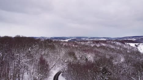 Bei-Schneewetter-Fliegt-Die-Drohne-Nach-Vorne-Und-Oben-Durch-Die-Waldlandschaft