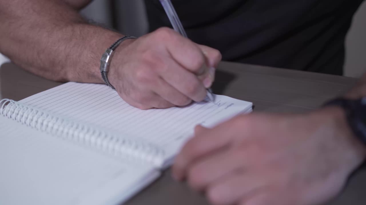 노트북 에 글 을 쓰는 사람