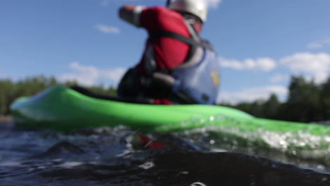 Kajakfahrer-Unter-Wasser,-Schuss-Beim-Paddeln-In-Zeitlupe