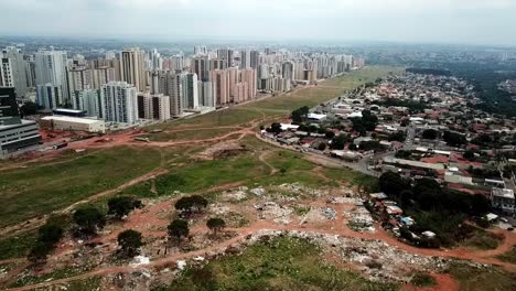 en un parque en un suburbio cerca del centro de brasilia, la basura de brasil ensucia el paisaje - vista aérea