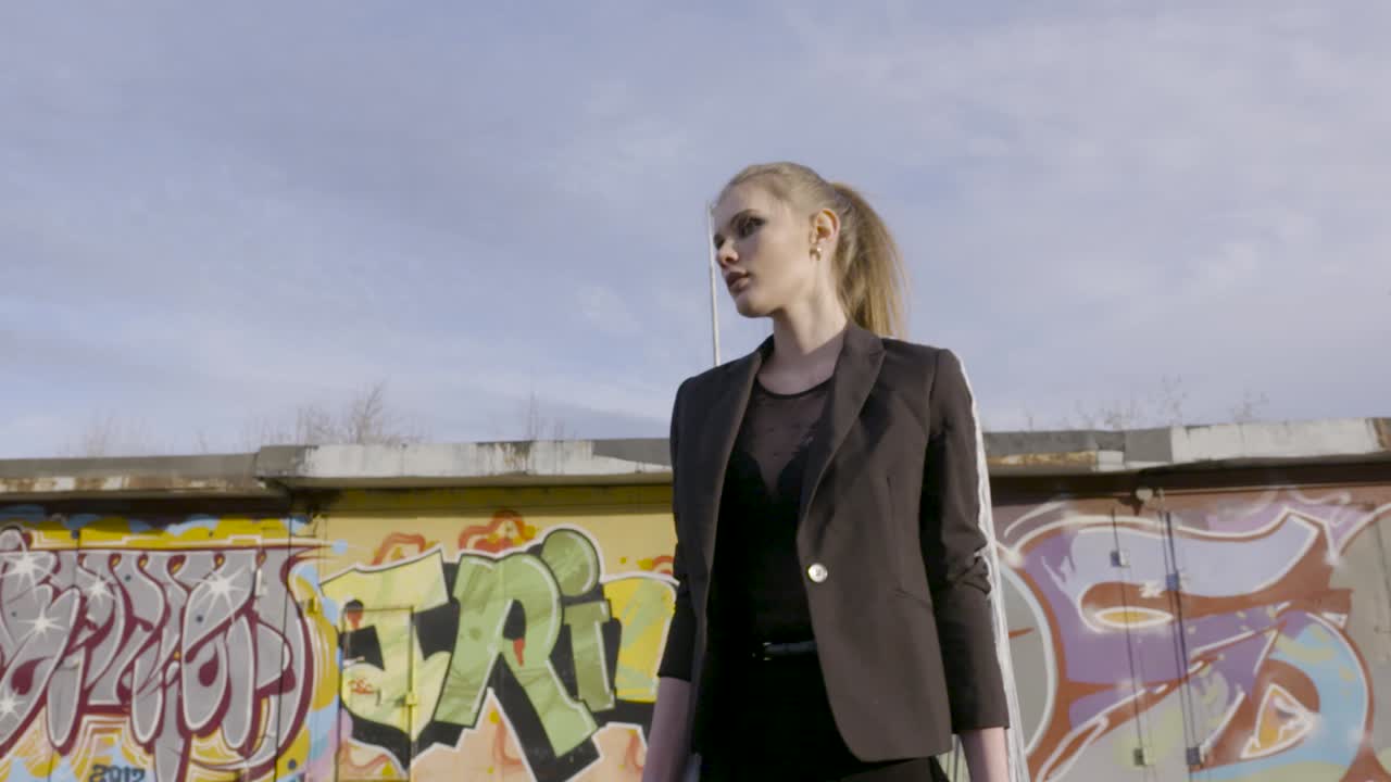 mujer de moda en un entorno urbano