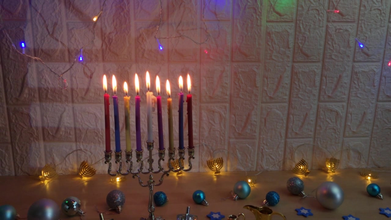 Candele accese della menorah di Hanukkah e decorazioni festive