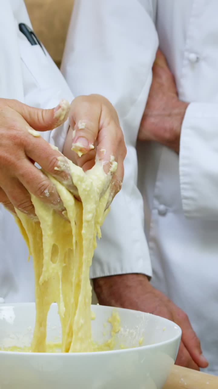 Chef gourmet che infornano un dolce